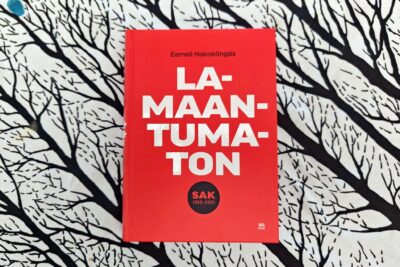 Lamaantumaton-kirjan kansi, jossa punaisella taustalla kirjoittajan nimi Eemeli Hakoköngäs ja teksti "Lamaantumaton, SAK 1989–2001.