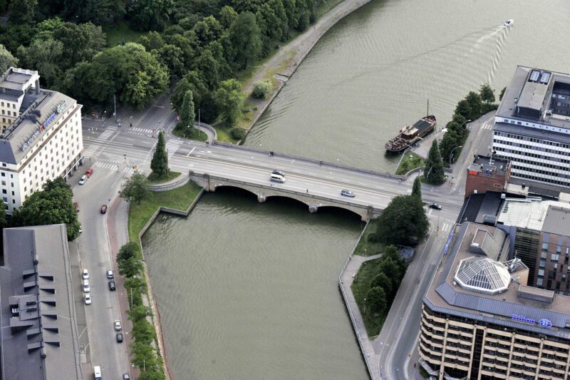 Långa bron i Helsingfors fotad från luften, med Kronohagen på vänstra sidan och Hagnäs på högra. FFC:s byrå i övre högra hörnet.