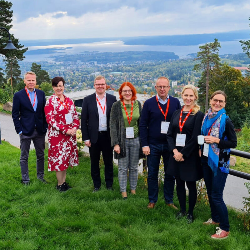 En gruppbild på FFC:s delegation på världsfacket ITUC:s kongress, på en hög kulle med skog och vatten i bakgrunden.