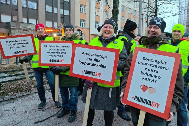 Fyra medlemmar i FFC:s representantskap håller olika Vägande skäl-skyltar i sina händer.