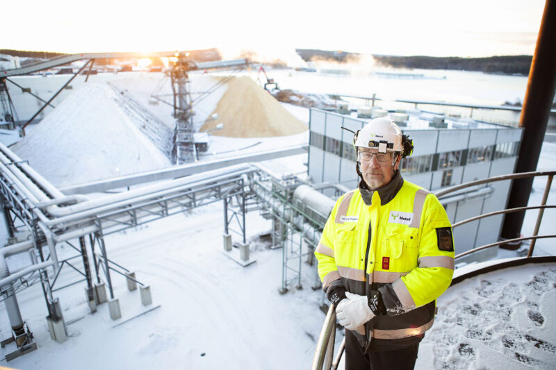 Jorma Paajanen Äänekosken tehtaalla ulkona.